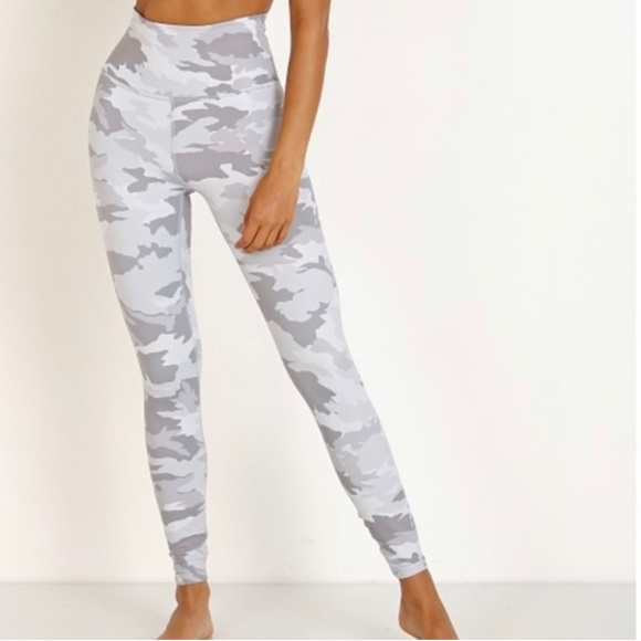 Beyond Yoga Olympus High Waisted Midi 7/8 Legging Gray Camo Large, 24.5” inseam - Picture 1 of 7